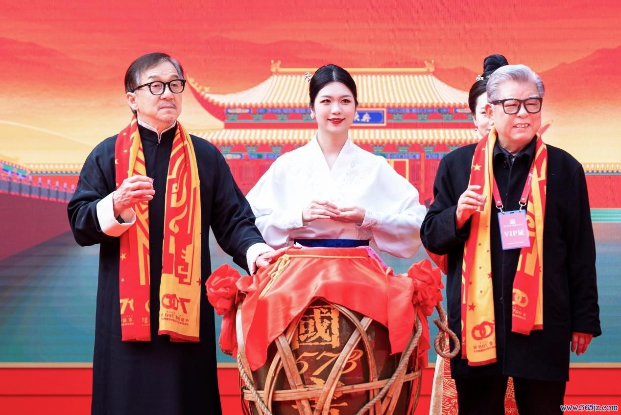 国际功夫巨星成龙（左）、 第十七届中央候补委员、中共中央宣传部原副部长、中央精神文明建设指导委员会办公室原主任、中国文联原党组书记胡振民（右）在内的18位嘉宾共同品鉴国窖1573龙年春酿