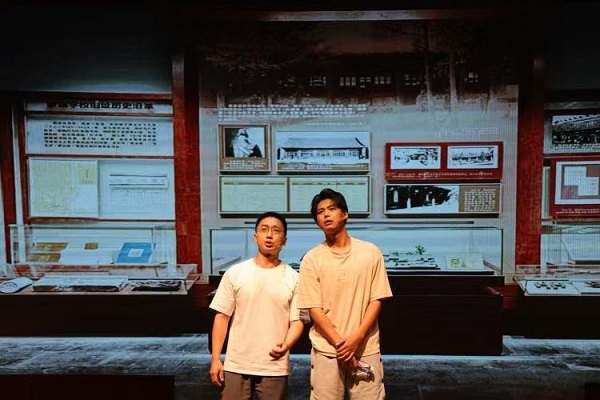 忠琦配资 青浦东湖中学开学活动创新“演+讲”形式，筑牢青少年国家安全观